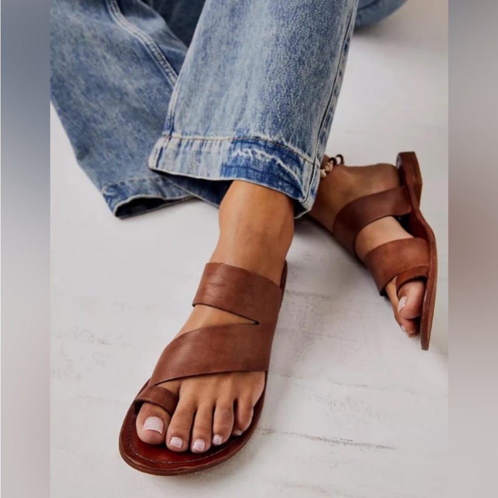 NWT Free People Abilene Toe Loop Sandal Size 38 brown 7.5